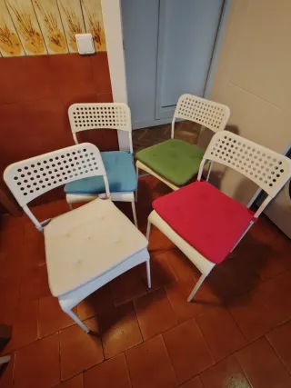 Mesa extensible y 2 sillas blancas