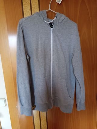 Sudadera gris con cremallera