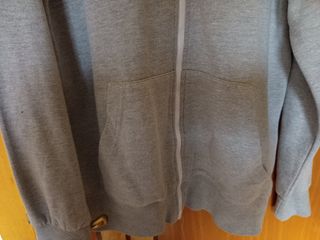 Sudadera gris con cremallera