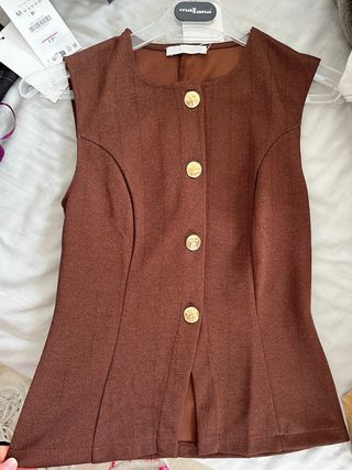 Chaleco sarga marrón botones dorados