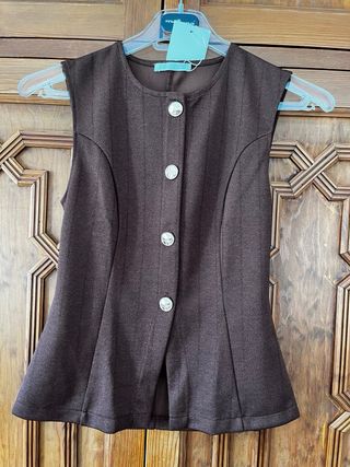 Chaleco sarga marrón botones dorados