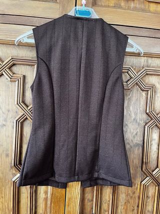 Chaleco sarga marrón botones dorados