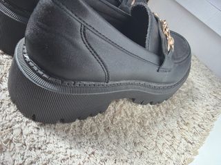 Zapatos negros con cadena dorada