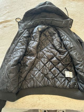 Chaqueta Negra con Capucha