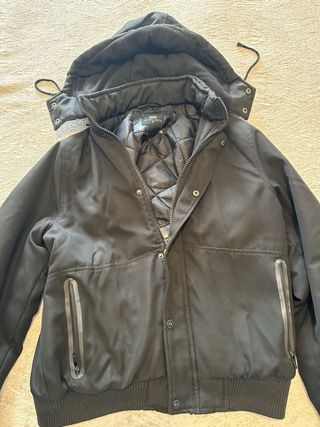 Chaqueta Negra con Capucha
