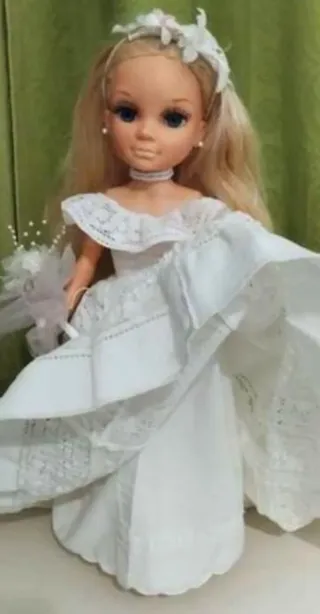Muñeca Nancy Novia con Ramo y Diadema