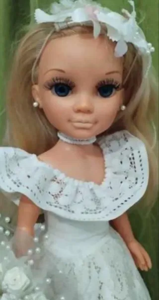 Muñeca Nancy Novia con Ramo y Diadema