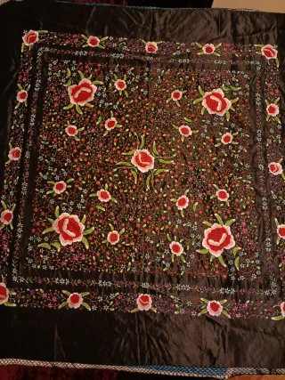 Mantón negro bordado flores seda