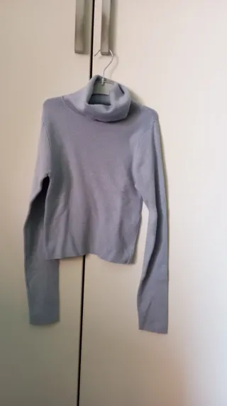 Jersey Stradivarius cuello alto azul grisáceo