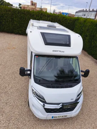 Autocaravana perfilada Giottiline 7m camas gemelas
