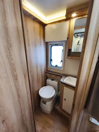 Autocaravana perfilada Giottiline 7m camas gemelas