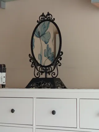 Espejo de tocador, ovalado con soporte metal.