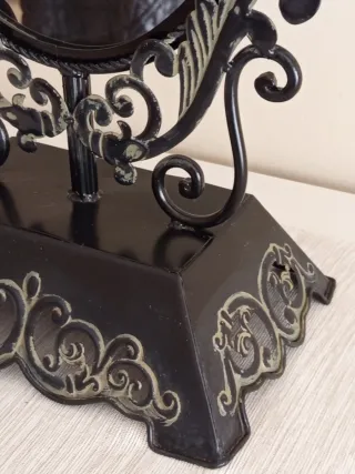 Espejo de tocador, ovalado con soporte metal.