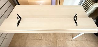 Mesa de madera con 3 patas+estante