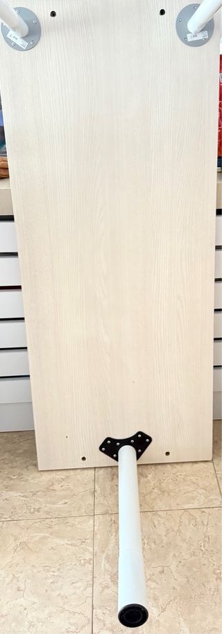 Mesa de madera con 3 patas+estante