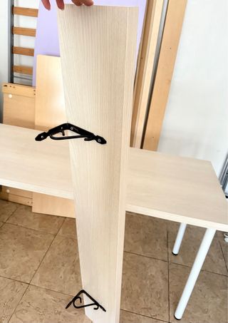 Mesa de madera con 3 patas+estante