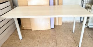 Mesa de madera con 3 patas+estante