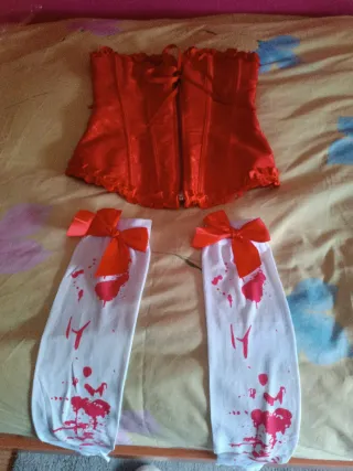 Corsé rojo y medias sangrientas