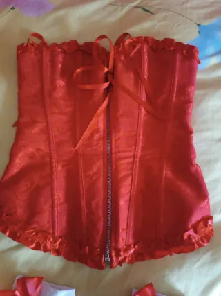 Corsé rojo y medias sangrientas