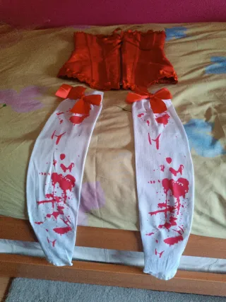 Corsé rojo y medias sangrientas