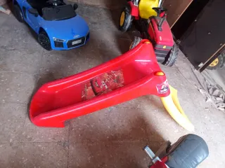 Tobogán infantil rojo