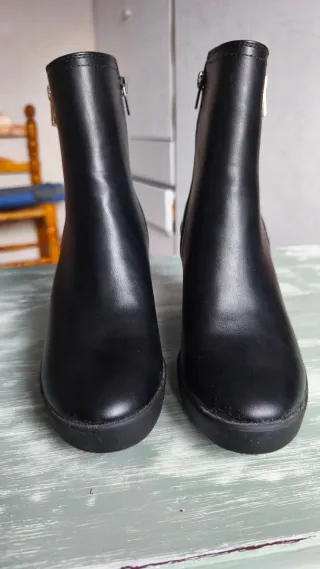 Botines negros polipiel con cremallera dorada