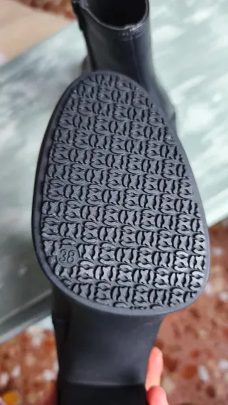 Botines negros polipiel con cremallera dorada