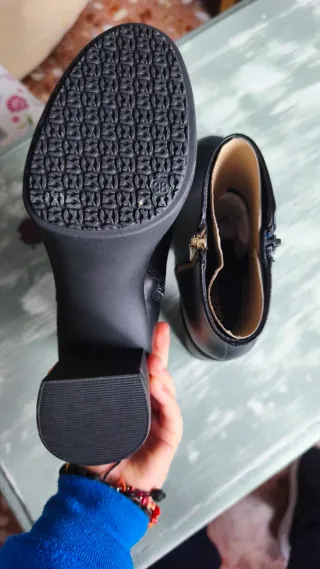 Botines negros polipiel con cremallera dorada