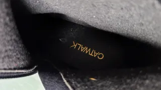 Botines negros polipiel con cremallera dorada