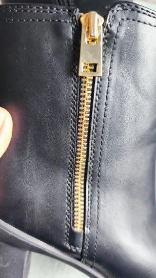 Botines negros polipiel con cremallera dorada