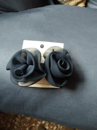 Pasador dos flores gasa negro