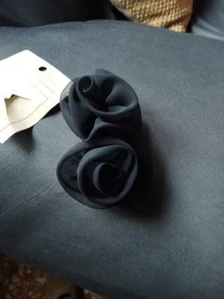 Pasador dos flores gasa negro