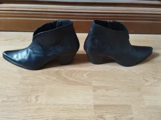 Botines de piel negros