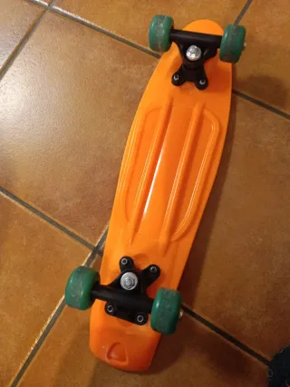 Monopatín naranja para niños