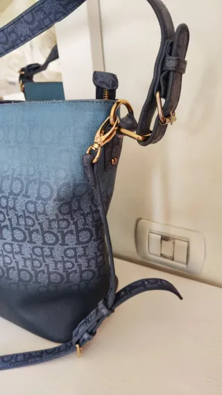 Borsa a secchiello blu e nera