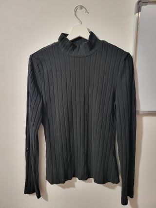 Jersey negro cuello alto acanalado