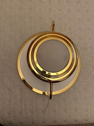 Lámpara de techo dorada y blanca