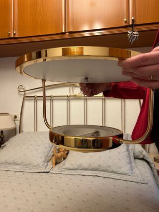 Lámpara de techo dorada y blanca