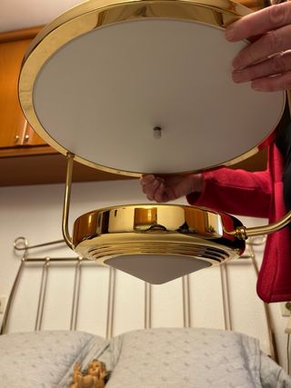 Lámpara de techo dorada y blanca