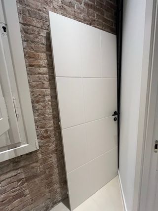 Puerta blanca moderna