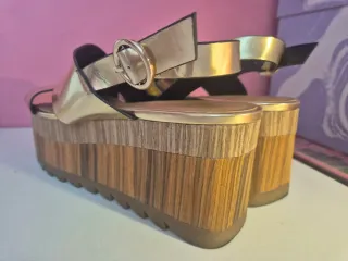 Sandalias doradas con plataforma