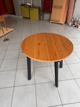 Mesa redonda madera y patas negras