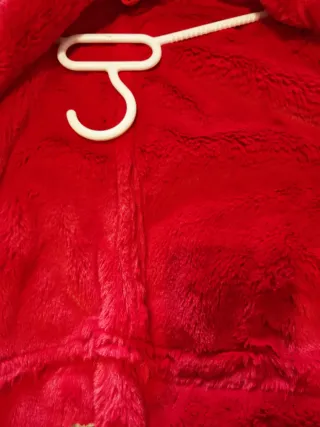 Chaqueta corta roja con pelo sintético