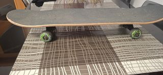 Monopatín con diseño de lobo