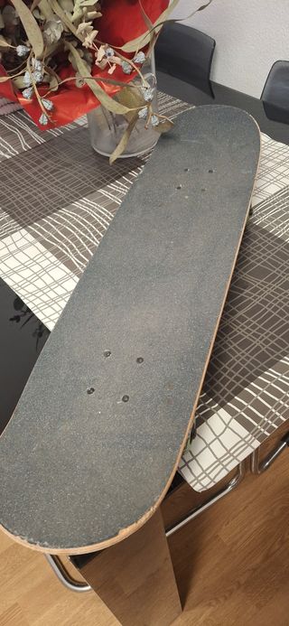 Monopatín con diseño de lobo