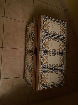 Baúl de madera y cerámica decorado