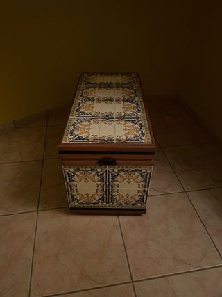 Baúl de madera y cerámica decorado