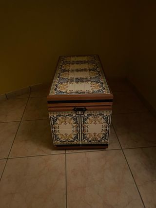Baúl de madera y cerámica decorado