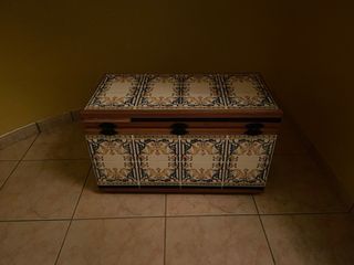 Baúl de madera y cerámica decorado