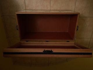 Baúl de madera y cerámica decorado